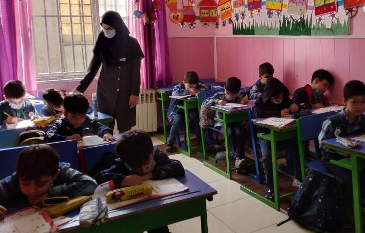 :بازدید مدیر، معاون آموزشی و سوپروایزر زبان از روند آموزش کلاس ها 5