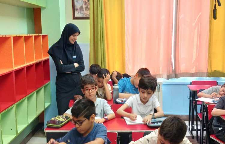 بازدید مدیر، معاون آموزشی و سوپروایزر زبان از روند آموزش کلاس ها 7