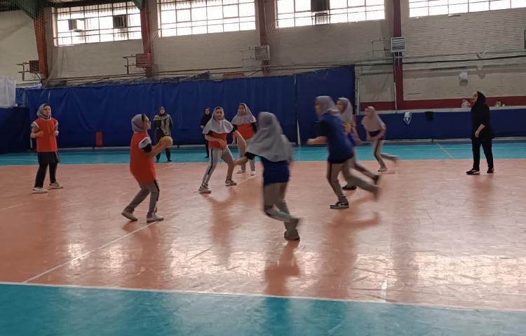 بازدید مدیر و معاونین از تمرین تیم هندبال 5