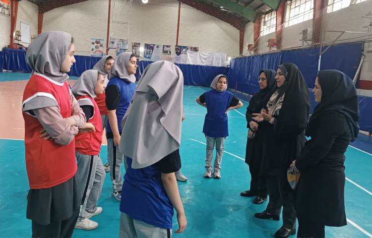 بازدید مدیر و معاونین از تمرین تیم هندبال