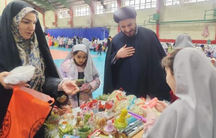 بازدید مسئولین منطقه و ستاد از بازارچه خیریه 2