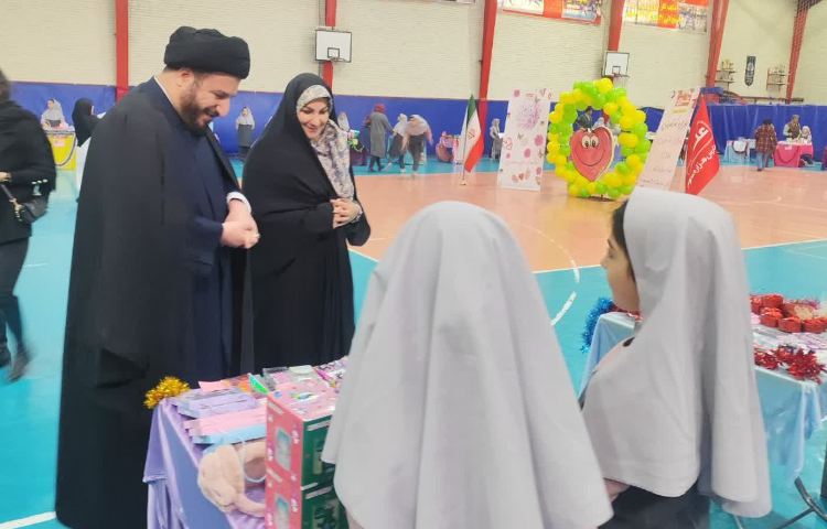 بازدید مسئولین منطقه و ستاد از بازارچه خیریه 3