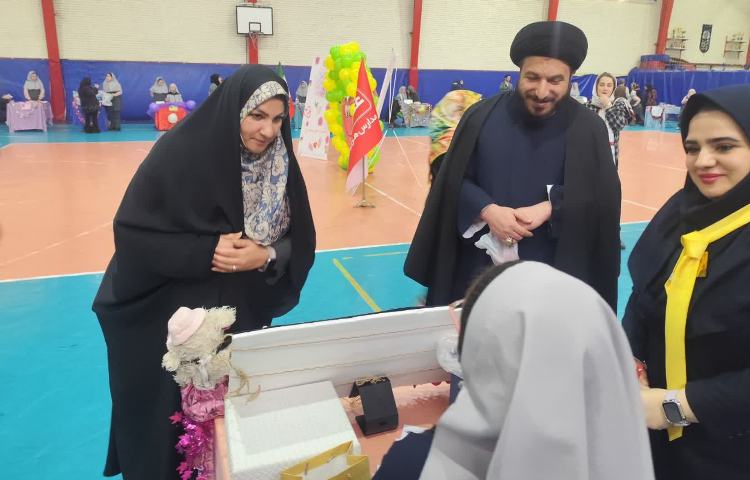 بازدید مسئولین منطقه و ستاد از بازارچه خیریه 4