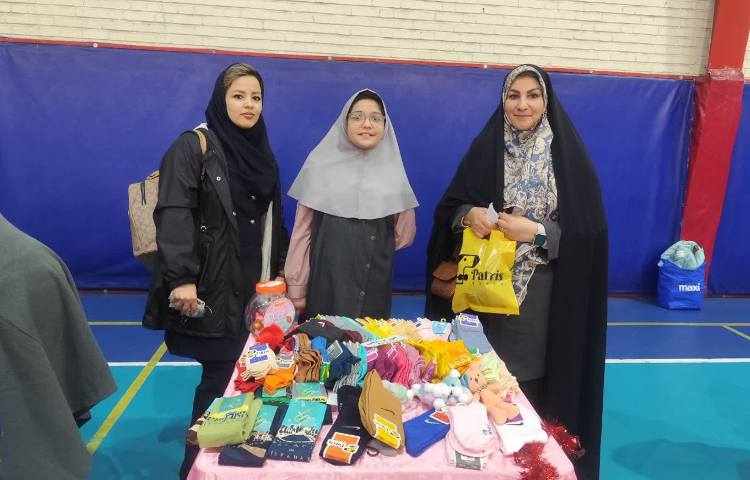 بازدید مسئولین منطقه و ستاد از بازارچه خیریه 5