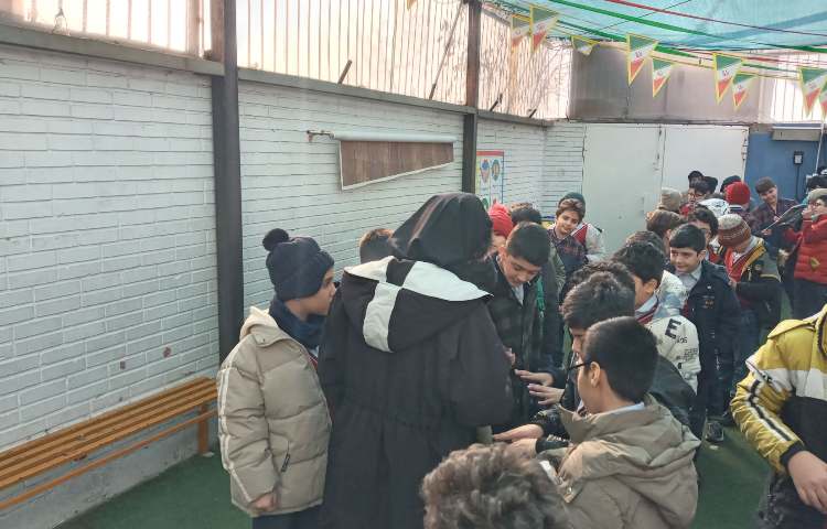 بازدید مسئول بهداشت از ناخن دانش آموزان 1