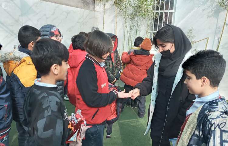 بازدید مسئول بهداشت از ناخن دانش آموزان 2