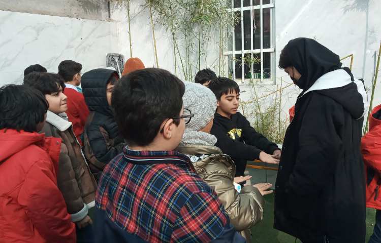 بازدید مسئول بهداشت از ناخن دانش آموزان 3