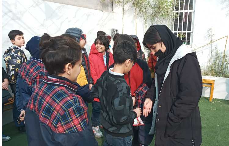 بازدید مسئول بهداشت از ناخن دانش آموزان 4