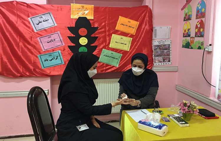 بازدید مسئول بهداشت سرکار خانم قرائی از دبستان 10