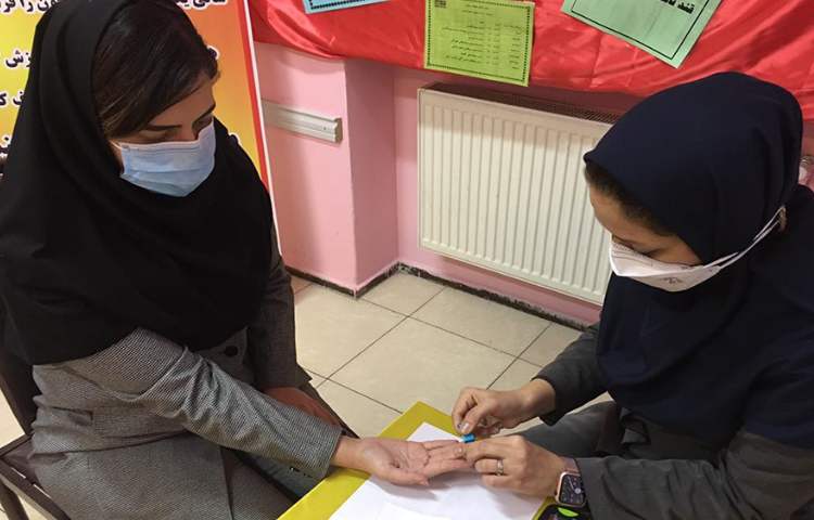 بازدید مسئول بهداشت سرکار خانم قرائی از دبستان 8