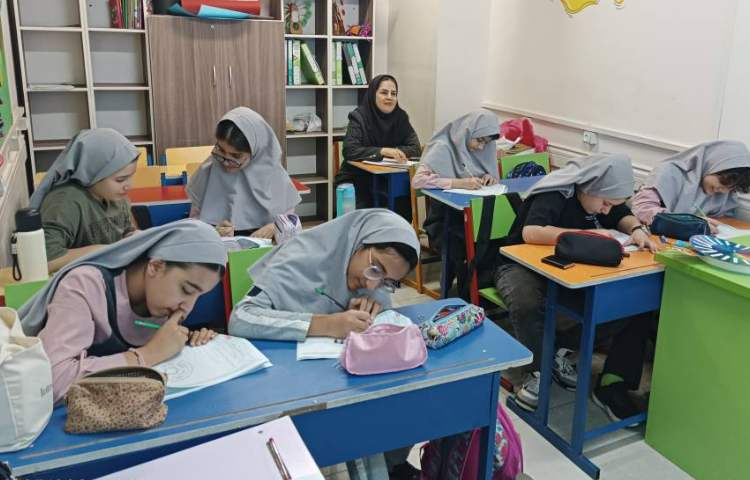 بازدید معاون آموزشی از برگزاری کلاس های کلوپ تکه های یخ، خنده های ریز 2