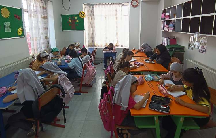بازدید معاون آموزشی از برگزاری کلاس های کلوپ تکه های یخ، خنده های ریز