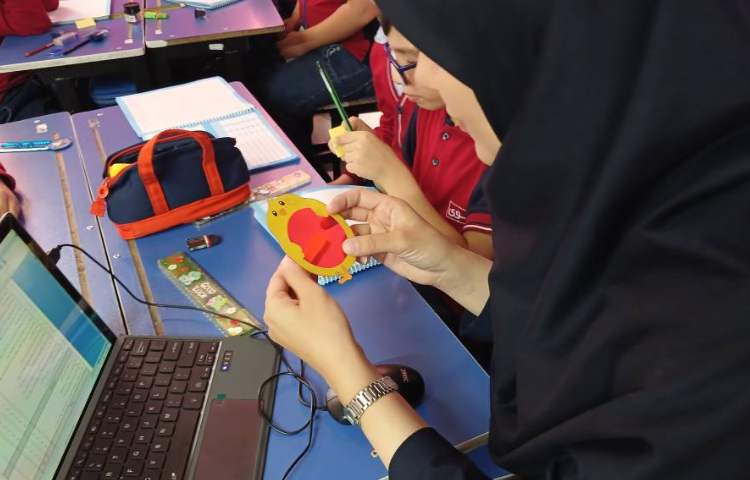 بازدید معاون آموزشی از روند آموزش 9