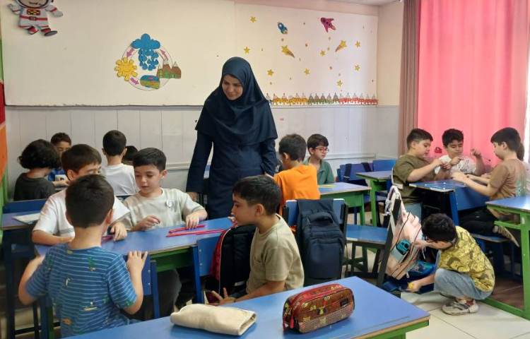 بازدید معاون آموزشی از روند برگزاری کلاس های پایه و فوق برنامه 2