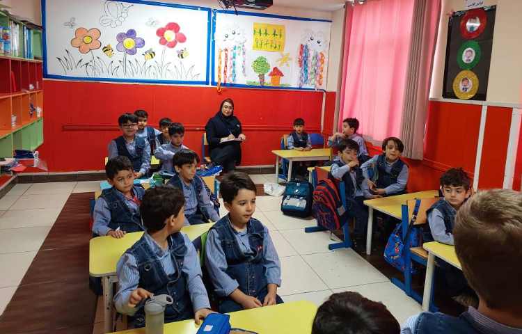 بازدید معاون آموزشی و سوپروایزر زبان از روند آموزش 1