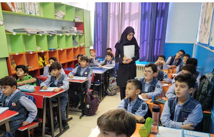 بازدید معاون آموزشی و سوپروایزر زبان از روند آموزش 4