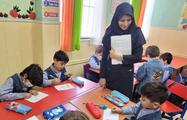 بازدید معاون آموزشی و سوپروایزر زبان از روند آموزش 5