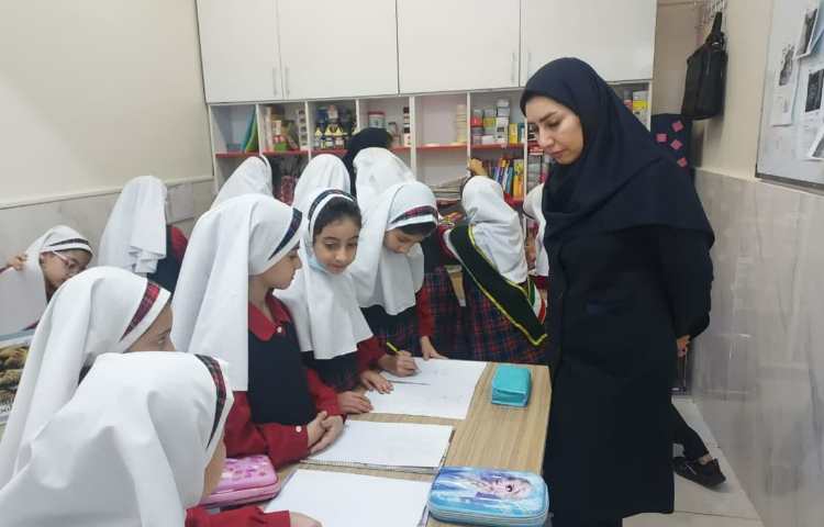 بازدید معاون فراآموزشی از کلاس فوق برنامه هنر و خلاقیت