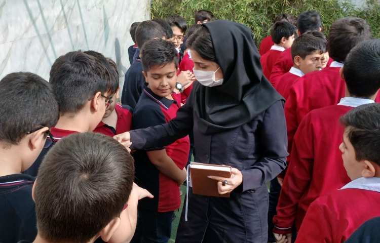 بازدید ناخن هفتگی دانش آموزان 1