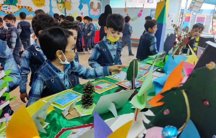 :بازدید نوآموزان پیش دبستانی از نمایشگاه دست سازه ها 1