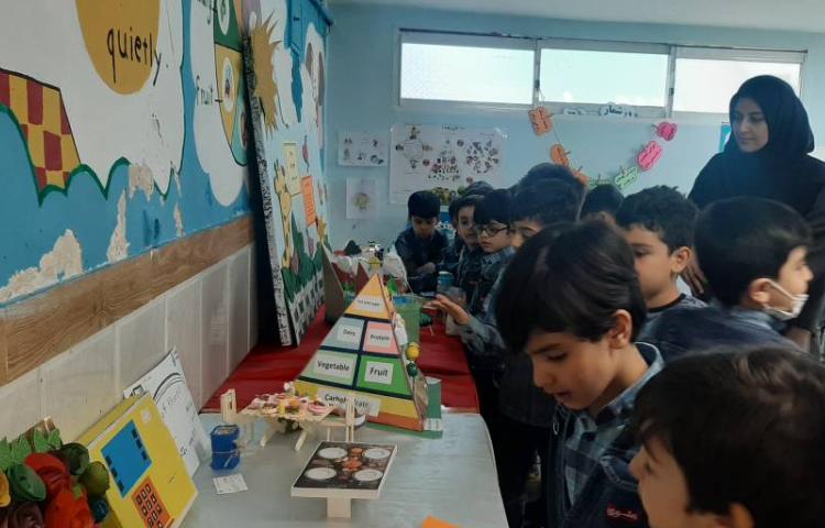 :بازدید نوآموزان پیش دبستانی از نمایشگاه دست سازه ها 11