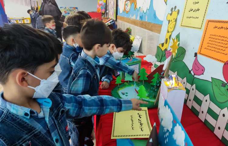 :بازدید نوآموزان پیش دبستانی از نمایشگاه دست سازه ها 3