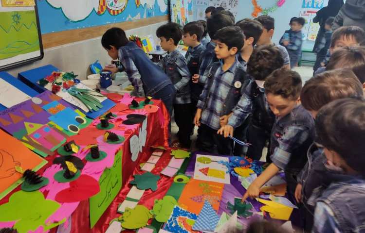 :بازدید نوآموزان پیش دبستانی از نمایشگاه دست سازه ها 6