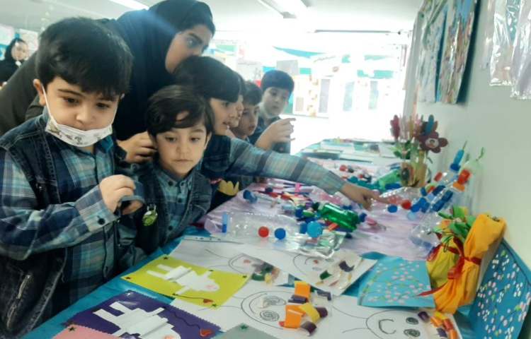 :بازدید نوآموزان پیش دبستانی از نمایشگاه دست سازه ها 9