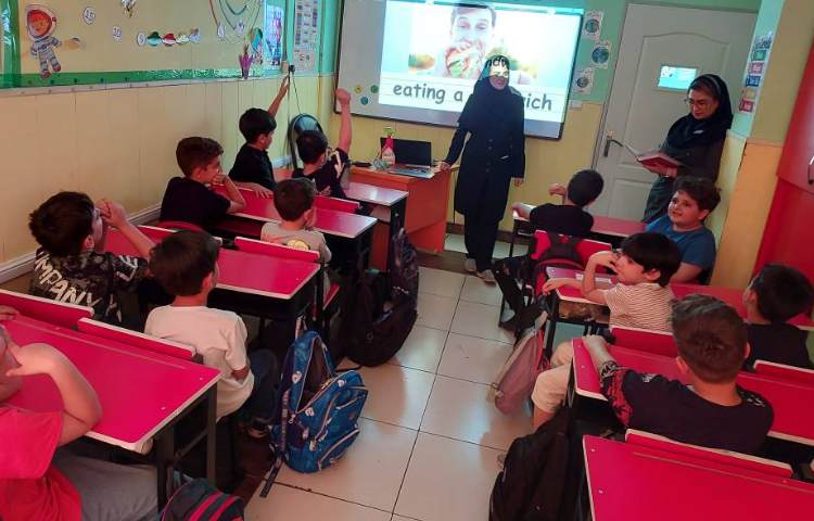 : بازدید کلاسی معاون آموزشی و سوپروایز زبان از روند آموزش در تابستان 7