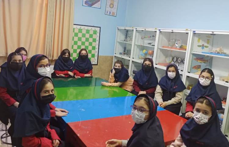 بازید از آزمایشگاه مدرسه 1