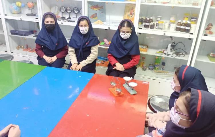 بازید از آزمایشگاه مدرسه 7