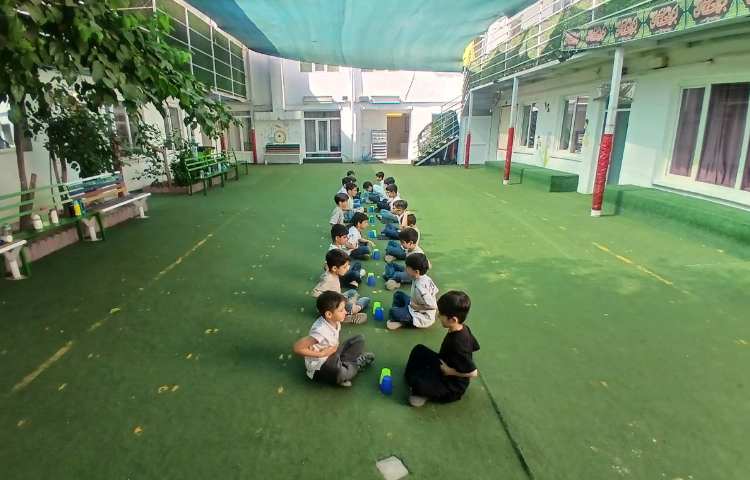بازی اعضای بدن و انتخاب رنگ و تصمیم گیری سریع در رنگ /بازی تمرکز و دقت در پرتاب توپ 1