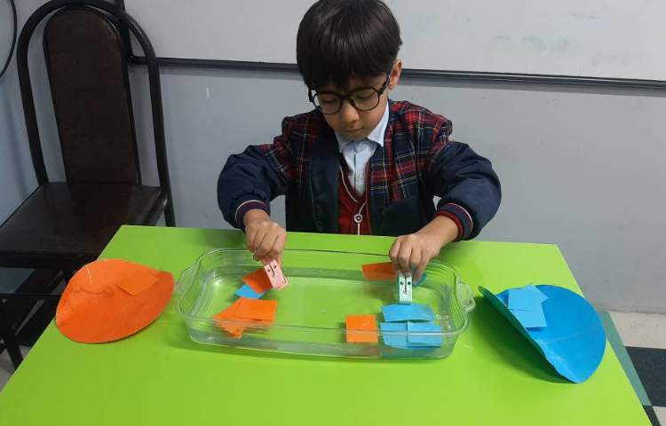 بازی انتخاب کارت رنگ با گیره از درون آب 2