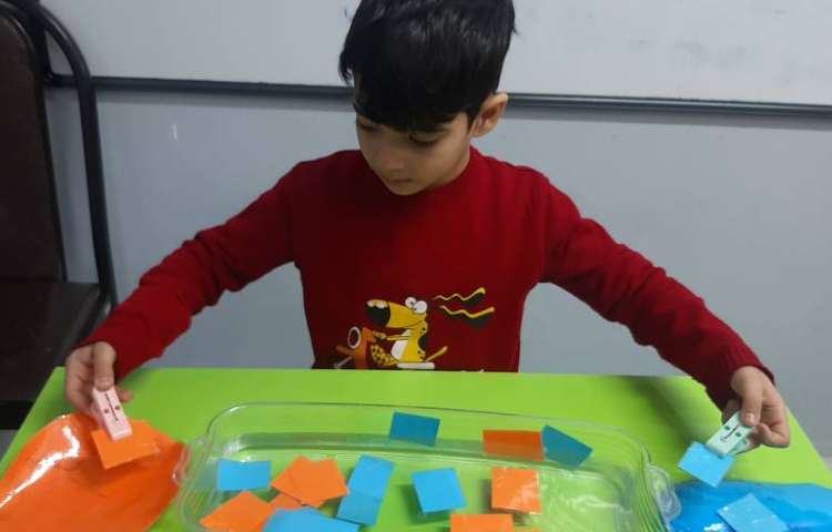 بازی انتخاب کارت رنگ با گیره از درون آب 3