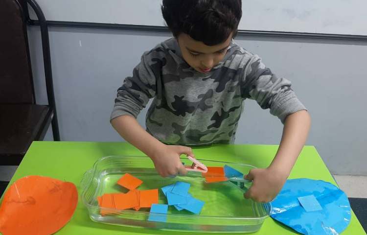 بازی انتخاب کارت رنگ با گیره از درون آب 4