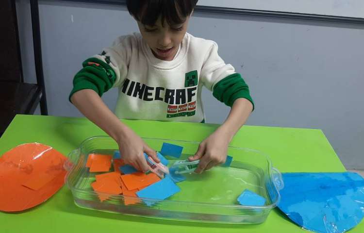 بازی انتخاب کارت رنگ با گیره از درون آب 5