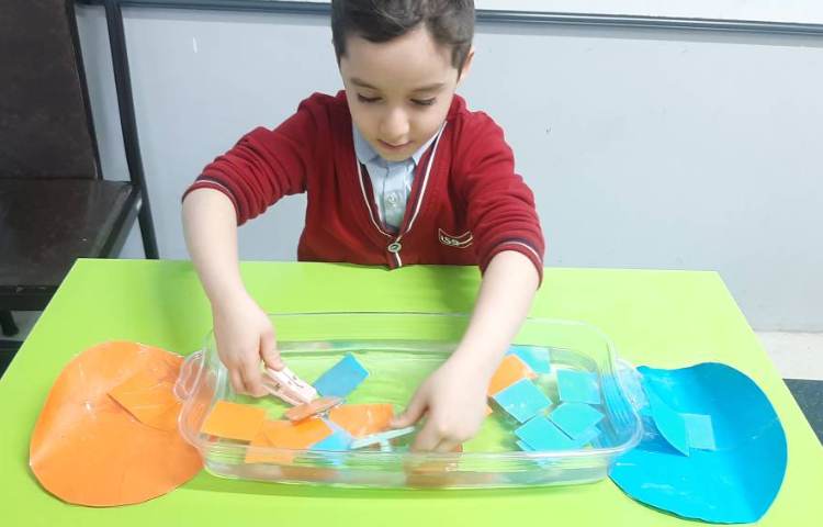 بازی انتخاب کارت رنگ با گیره از درون آب 6