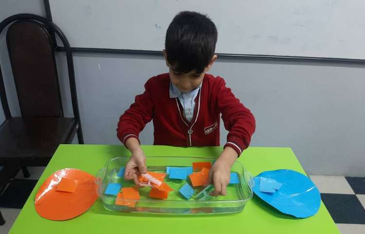 بازی انتخاب کارت رنگ با گیره از درون آب 7