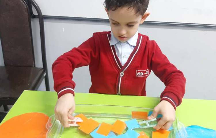 بازی انتخاب کارت رنگ با گیره از درون آب 8