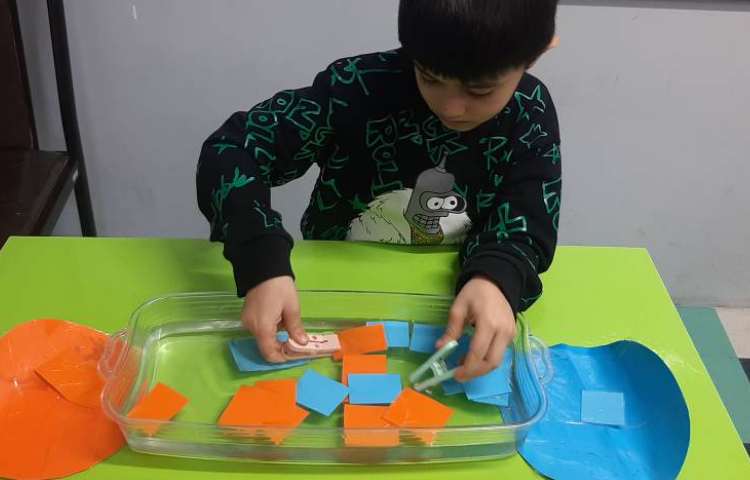 بازی انتخاب کارت رنگ با گیره از درون آب