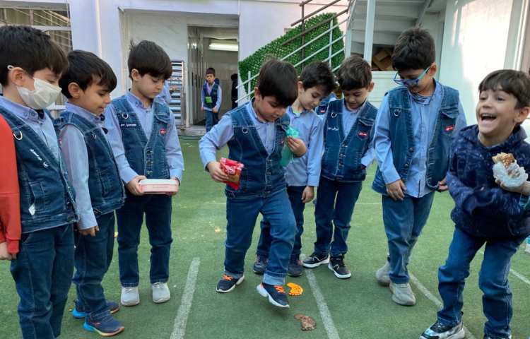 بازی انگلیسیِ اجرا شده در زنگ تفریح توسط آموزگار زبان 2