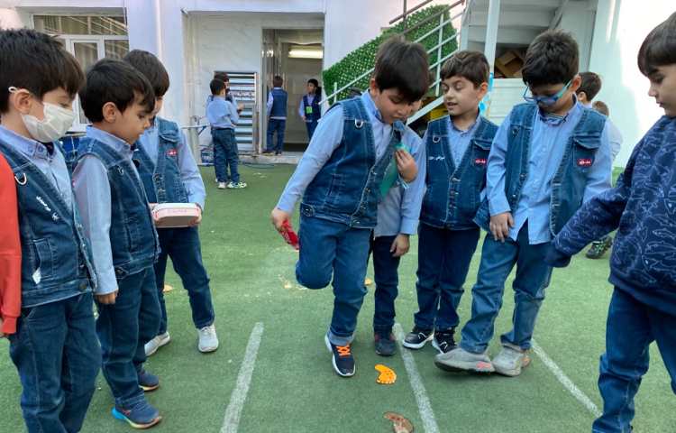 بازی انگلیسیِ اجرا شده در زنگ تفریح توسط آموزگار زبان 4