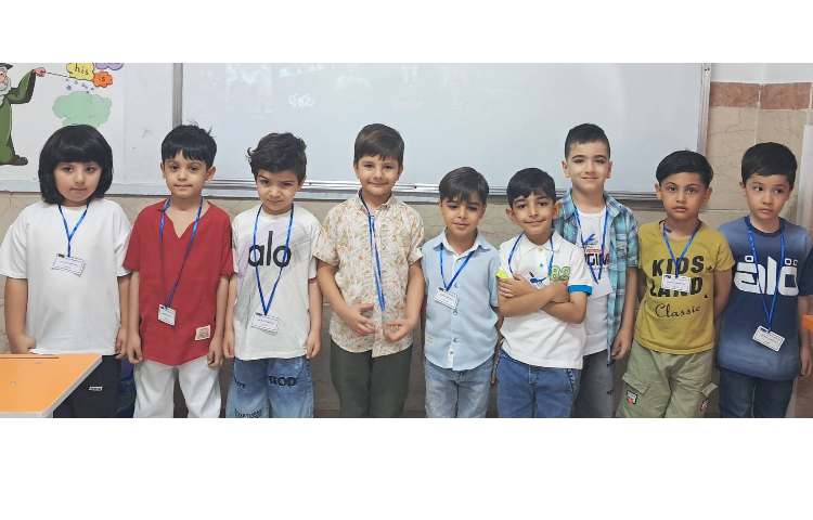 بازی با توپ و معرفی اسم و علاقه مندی ها مثل رنگ