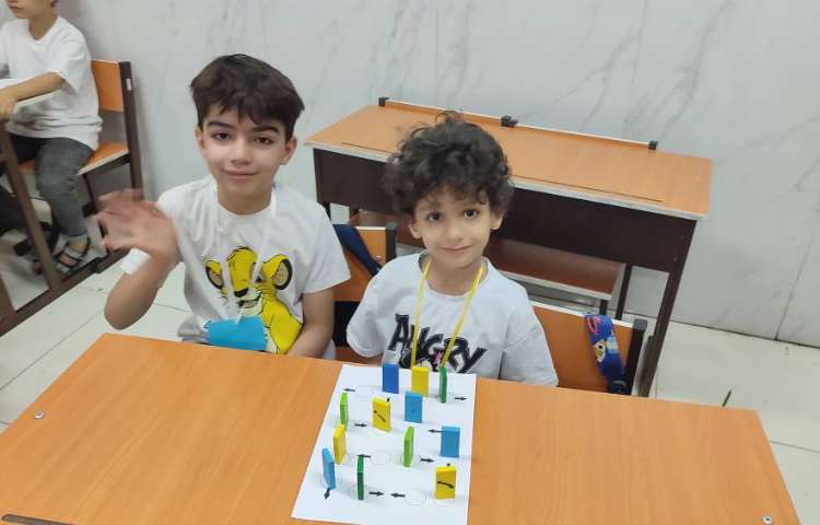 بازی با دومینو برای یادگیری جهت‌ها.