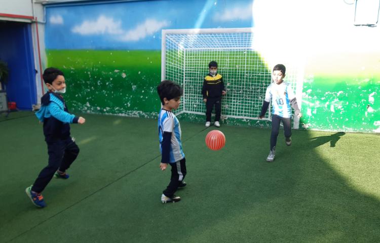 بازی با مانع و حلقه برای تمرین و تقویت تعادل در پایه اول 4