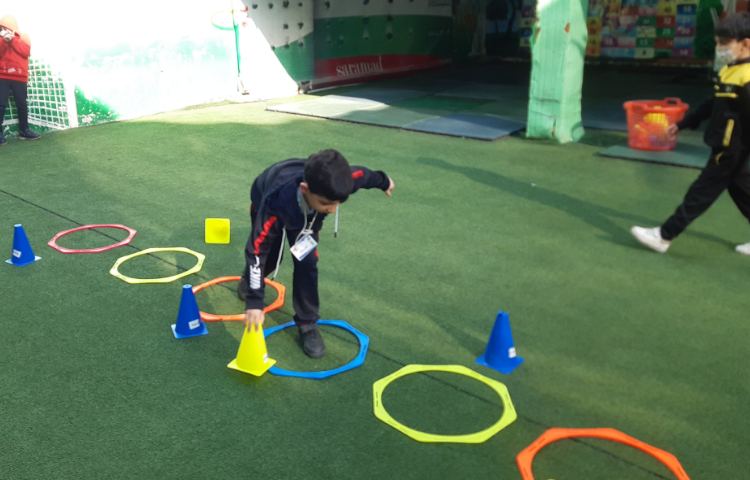 بازی با مانع و حلقه برای تمرین و تقویت تعادل در پایه اول