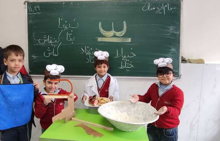 بازی با نقش‌های (بنا،نجار،خیاط) برای ایجاد انگیزه درس( ) تشدید توسط دانش‌آموزان درکلاس انجام شد 2