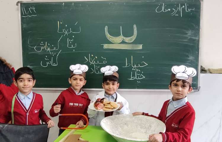 بازی با نقش‌های (بنا،نجار،خیاط) برای ایجاد انگیزه درس( ) تشدید توسط دانش‌آموزان درکلاس انجام شد 3