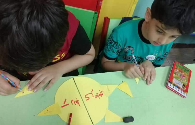 : بازی با واژه ها، دست ورزی اِ ربط و ی میانجی