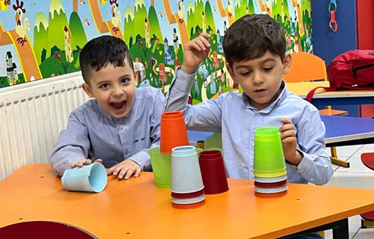 بازی با کاپ جهت هماهنگی گوش و دست ؛تقویت قدرت عمل و عکس العمل اجرا شد